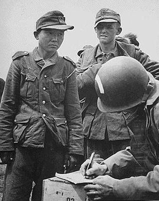 1944년 노르망디 상륙작전 당시 유타 해변에서 포로로 잡힌 동양계 독일군은 자신을 '코리언'이라고 밝혔다. 현재 이 사진은 미국 국립문서보관소에 소장되어 있다. 